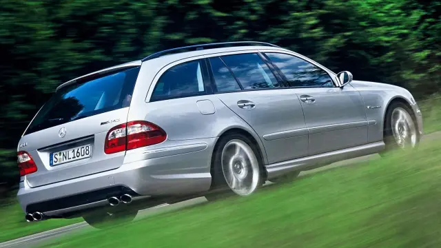 Mercedes-Benz Clase E familiar, vista trasera en movimiento. Referencia CM-20261009-01