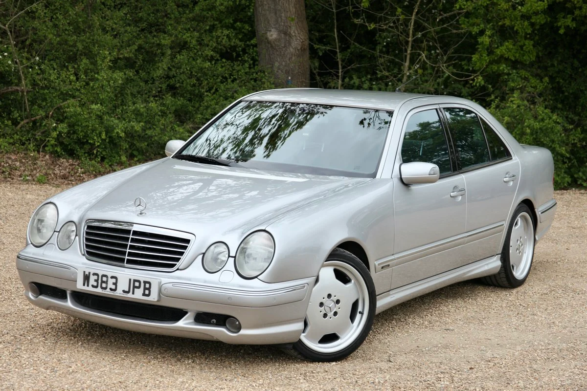 Mercedes-Benz Clase E berlina plateada, vista frontal lateral. Referencia CM-20261009-01