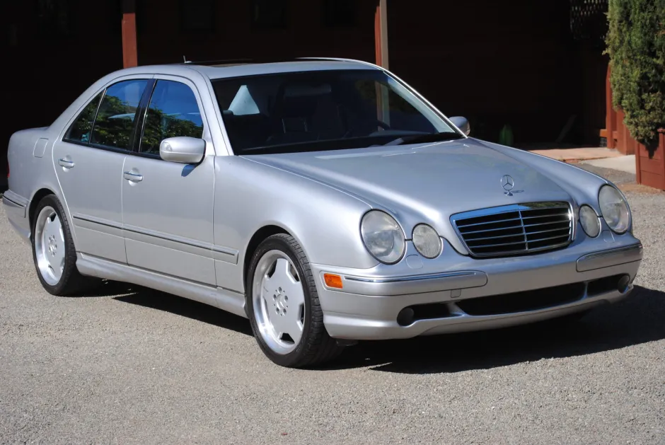 Mercedes-Benz Clase E berlina plateada, vista frontal. Referencia CM-20261009-01