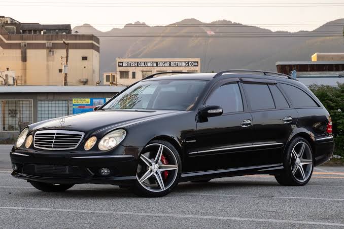 Mercedes-Benz Clase E familiar negro, vista frontal. Referencia CM-20261009-01