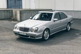 Mercedes-Benz Clase E berlina plateada, vista exterior. Referencia CM-20261009-01