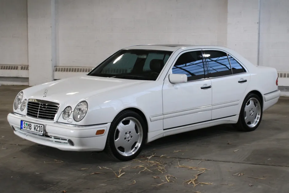 Mercedes-Benz Clase E berlina blanca, vista frontal lateral. Referencia CM-20261009-01